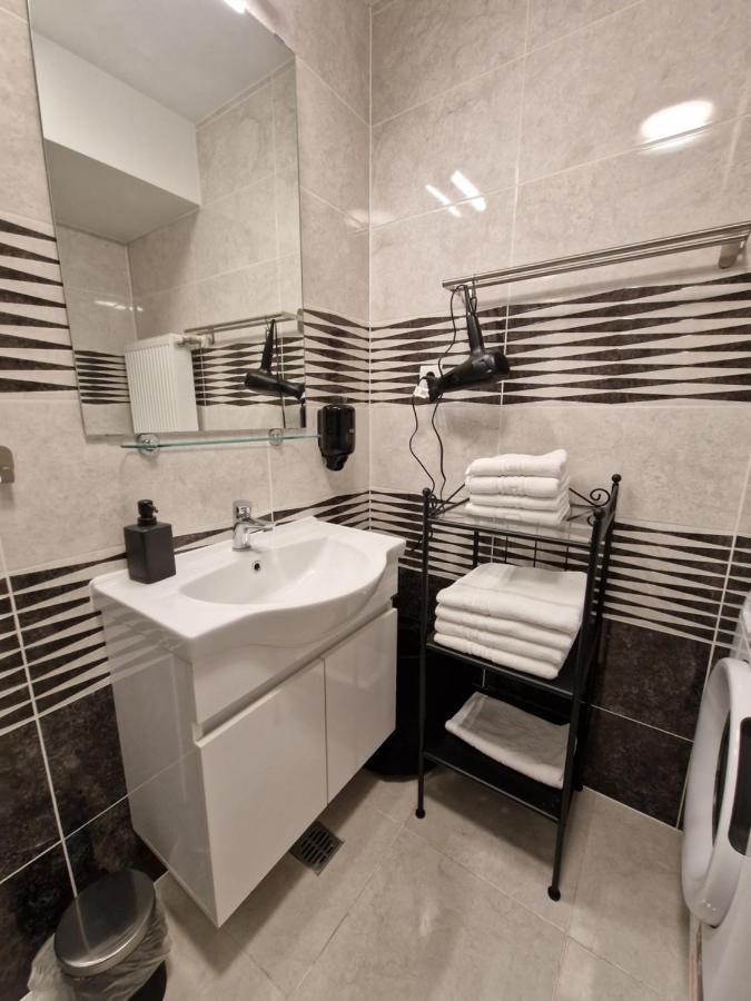 Golden Airport Residence Отопени Экстерьер фото